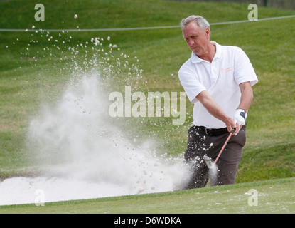 Ex calciatore e allenatore olandese Johan Cruyff colpisce la sfera durante un torneo nell'isola di Mallorca Foto Stock