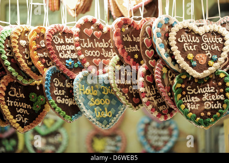 Oldenburg, Germania, cuori di panpepato in una cabina a Oldenburg Kramermarkt Foto Stock