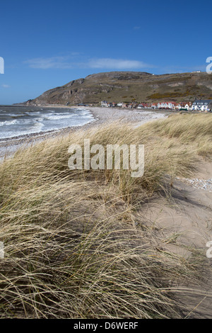 La città di Llandudno, Galles. La spiaggia sulla sponda occidentale di Llandudno con il Great Orme in background. Foto Stock
