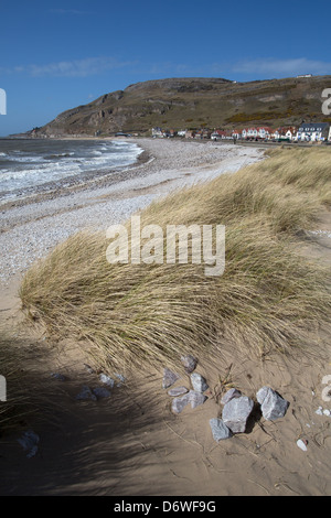La città di Llandudno, Galles. La spiaggia sulla sponda occidentale di Llandudno con il Great Orme in background. Foto Stock