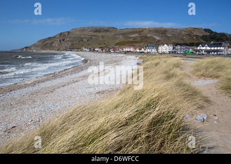 La città di Llandudno, Galles. La spiaggia sulla sponda occidentale di Llandudno con il Great Orme in background. Foto Stock