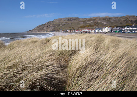 La città di Llandudno, Galles. La spiaggia sulla sponda occidentale di Llandudno con il Great Orme in background. Foto Stock