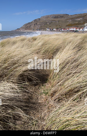 La città di Llandudno, Galles. La spiaggia sulla sponda occidentale di Llandudno con il Great Orme in background. Foto Stock