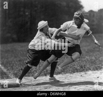 Columbia Softball - Due ragazze giocando a softball, circa 1920 Foto Stock