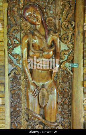 Thailandia Nong Bua Lamphu, Wat Sri Vichai, Carving della donna e il cobra decorare porta alla sala di meditazione Foto Stock