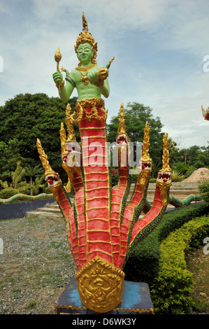 Thailandia Nong Bua Lamphu Wat Nong Pla Kow Naga (snake) statua figura umana basata su Buddist leggende del Fiume Mekong area di Nong Kai Foto Stock