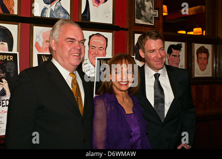 Valerie Harper con co-stars Michael Mulheren (sinistra) Brian Hutchison, apertura notturna partito per "avvolto" su Broadway 14 Marzo 2010 Foto Stock