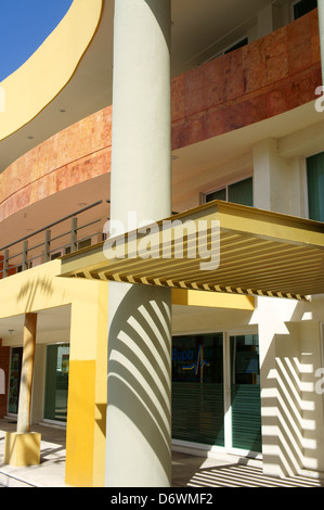 Architettura moderna in downtown, Cancun Quintana Roo, Messico Foto Stock