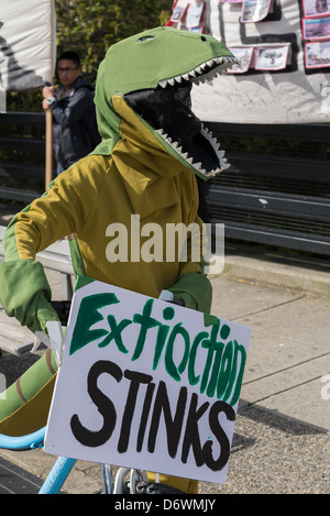 I dinosauri contro i combustibili fossili a Vancouver per la Giornata della Terra parata e Festival 2013 Foto Stock