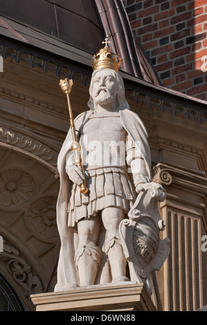 Statua di re alla cattedrale di Wawel, Cracovia in Polonia Foto Stock