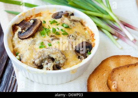 I funghi cotti al forno con formaggio grattugiato, posizione gratin Foto Stock