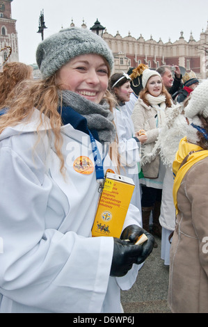 Giovane donna, raccogliendo offerte a Cavalcata dei Magi, Epifania vacanza processione, Cracovia in Polonia Foto Stock