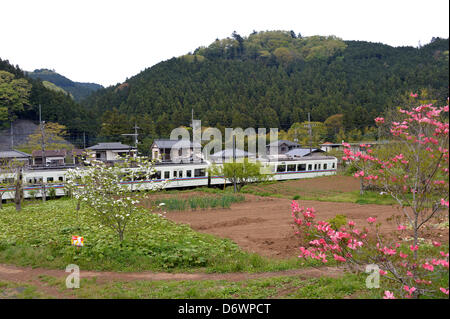 Aprile 23, 2013, Annone, Giappone - Un Seibu Railway Co. il treno corre attraverso l'area suburbana della prefettura di Saitama, avvicinandosi alla stazione Musashi-Yokote della società del 19-km Seibu Chichibu, circa 48 km a nord ovest di Tokyo, martedì 23 aprile, 2013. Us equity fund Cerberus Capital Management ha fatto un'offerta per incrementare la propria quota di partecipazione dall'attuale 32 percento a circa 45 percento in un apparente tentativo di prendere l'iniziativa nella gestione Seibu Holdings, la stazione ferroviaria e hotel operatore. Voci che le società di investimento statunitense è esigente che non redditizie in linea locale essere chiuso realizzato local gov Foto Stock