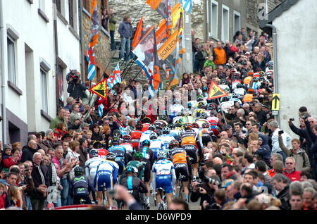 Liegi, Belgio. Xxi Aprile, 2013. Liege Bastogne Liege Classic. I piloti passano attraverso la Cote de Saint Roch. Foto Stock