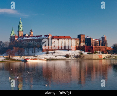 Il castello di Wawel oltre il fiume Vistola in inverno, a Cracovia, Polonia Foto Stock