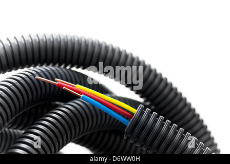 Spogliato il cavo di rame all'interno di un nero tubo ondulato flessibile Foto Stock
