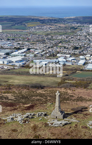 Fotografia aerea del Basset monumento Redruth con Camborne e la costa in background Foto Stock