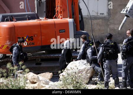 Gerusalemme, Territorio palestinese. 24 Aprile, 2013. Una donna Palestinese passeggiate ultimi soldati israeliani come il bulldozer di demolire una casa palestinese a Gerusalemme il 24 aprile 2013. Comune di Gerusalemme demolito inizio oggi tre appartamenti e tre negozi di proprietà di palestinesi Khomeini Hamdan e Kayed Jaradat nel quartiere Khelat al-Ein nel villaggio di al-Tur, sotto il pretesto della costruzione senza un permesso (credito Immagine: © Sliman Khader/immagini APA/ZUMAPRESS.com) Foto Stock