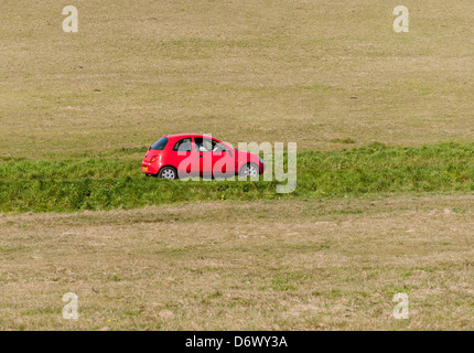 Un auto rossa essendo condotta lungo Beachy Head Road. Foto Stock