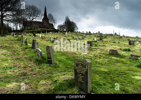 Il cimitero storico la chiesa di San Nicola a Basildon. Foto Stock