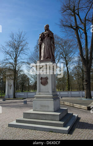 Il Memoriale di Louise Henriette di Orange, nata principessa di Orange-Nassau, è raffigurato presso la piazza del castello di Oranienburg, Germania, 20 aprile 2013. Pochi giorni prima l'abdicazione della Regina Beatrice dei Paesi Bassi Oranienburg si congratula con il futuro royal giovane Willem-Alexander e massimi. Foto: Soeren Stache Foto Stock