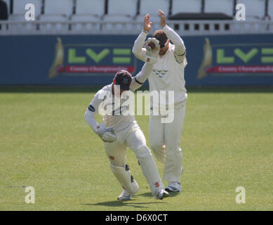 Londra, Regno Unito. 24 Aprile, 2013. Ben Brown del Sussex CCC celebra la cattura di Graeme Smith del Surrey CCC e colpiti da James Anyon del Sussex CCC durante la contea di LV Divisione del Campionato un gioco tra il Surrey e Sussex da Kia ovale. Foto Stock