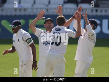 Londra, Regno Unito. 24 Aprile, 2013. Ben Brown del Sussex CCC celebra la cattura di Graeme Smith del Surrey CCC e colpiti da James Anyon del Sussex CCC durante la contea di LV Divisione del Campionato un gioco tra il Surrey e Sussex da Kia ovale. Foto Stock