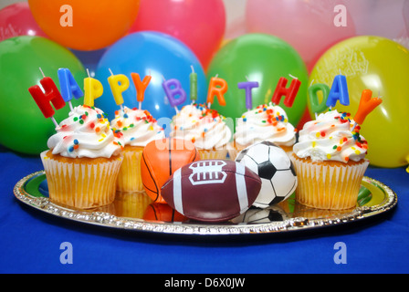 Buon compleanno tortini di sport Foto Stock