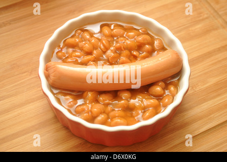 Ciotola di conserve di fagioli con un hotdog sulla parte superiore Foto Stock