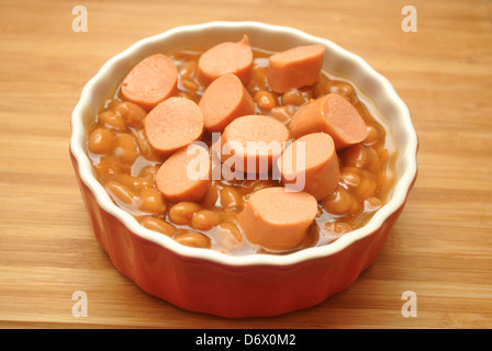 Fette di hotdog in una ciotola di fagioli marrone Foto Stock