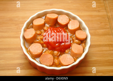 Catsup con hotdog e fagioli Foto Stock