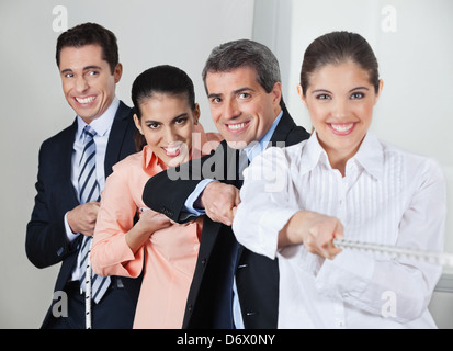 Molti operatori economici che agiscono in concerto mentre si tira su una stringa Foto Stock