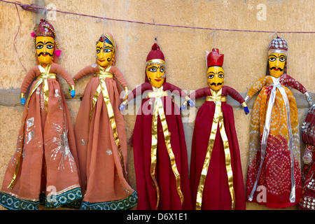 Indiano popolare negozio di souvenir - tradizionali burattini bambole dal nord del Rajasthan, Jaisalmer, India Foto Stock