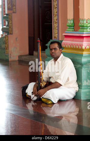 Un uomo in un tempio indù Foto Stock