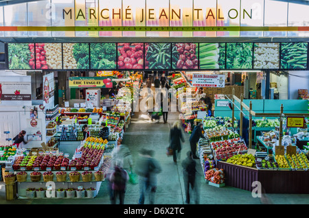 La gente acquista la spesa al mercato Jean-Talon, il più grande all'aperto il mercato pubblico in America del Nord. Foto Stock