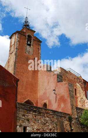 Chiesa in ocra colorato villaggio storico di Roussillon, Provenza, Francia Foto Stock