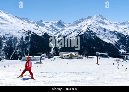 Un bambino a sciare al Gampen ski area, vicino alla parte superiore dell'area di Nasserein Bahn funivia, al di sopra di St Anton, nel Tirolo austriaco Foto Stock