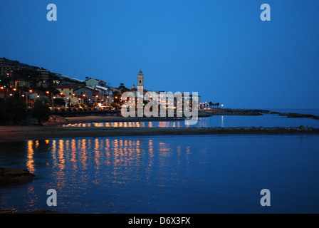 Piccolo villaggio sul mare mediterraneo al crepuscolo, Santo Stefano al Mare, Liguria, Italia Foto Stock