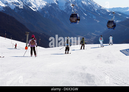 Sciatori sul Gampen ski area nella parte superiore dell'area di Nasserein Bahn funivia, St Anton, nel Tirolo austriaco Foto Stock