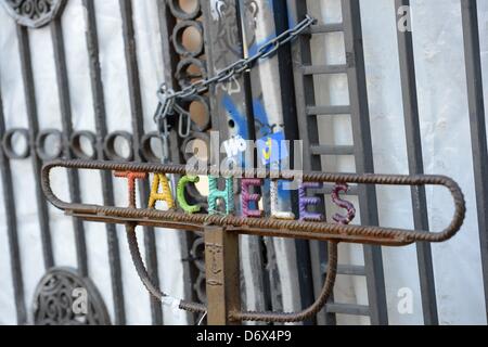 I colorati dipinti parola 'Tacheles' forma aprt del blocco porta di metallo che conduce verso la chiusura verso il basso-ex delle arti e degli artisti Tacheles centro sulla Oranienburger Strasse a Berlino, Germania, 15 aprile 2013. Foto: Jens Kalaene Foto Stock