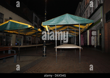 Svuotare le bancarelle del mercato. Bridge Street, Worksop, Notts, Regno Unito Foto Stock