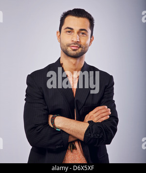 Studio shot di un fiducioso casual middle eastern guy Foto Stock