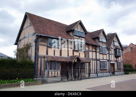 L'entrata frontale di Shakespeare Luogo di nascita. Storica casa del XVI secolo in Henley Street. Foto Stock
