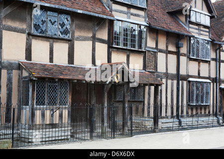 L'entrata frontale di Shakespeare Luogo di nascita. Storica casa del XVI secolo in Henley Street. Foto Stock