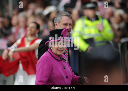 HRH Queen Elizabeth II a Leicester City Centre il 8 marzo 2012. La regina e i membri della famiglia reale sono in visita Foto Stock