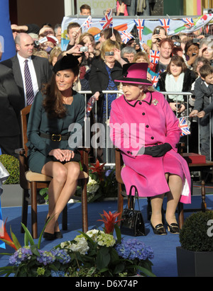 HRH Queen Elizabeth II e Caterina Duchessa di Cambridge, aka Kate Middleton a Leicester City Centre il 8 marzo 2012. La regina e i membri della famiglia reale sono in visita a Leicester come parte del suo giubileo di Diamante Tour Leicester Inghilterra - 08.03.12 Foto Stock