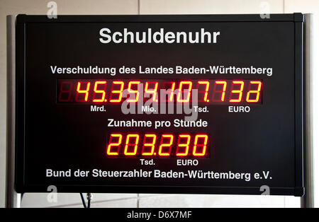 Un debito nazionale orologio installata dal Baden-Wuerttemberg's FDP stato frazione parlamentare è in mostra a Stoccarda, Germania, 24 aprile 2013. Il Baden-Wuerttemberg's FDP frazione ha installato un debito nazionale orologio nella hall del complesso edificio. Foto: Daniel Bockwoldt Foto Stock