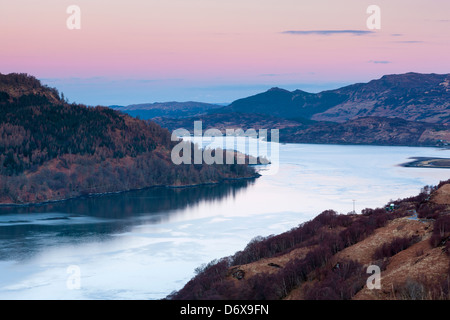 Una vista sul Loch Duich dal punto di vista Carr Brae, Highland, Dornie, Scotland, Regno Unito, Europa. Foto Stock