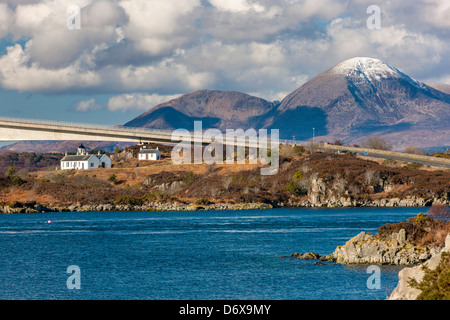 Una vista verso lo Skye Bridge sul Loch Alsh, collegamento terraferma Highland con l'Isola di Skye. Foto Stock