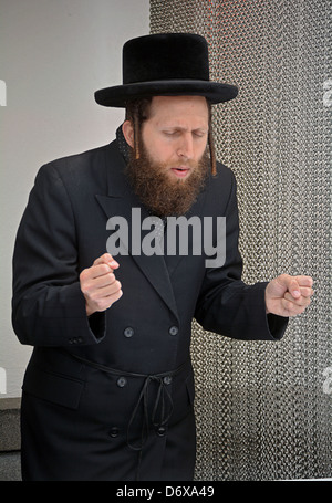 Religiosa ebraica uomo in fervida preghiera presso la Ohel, il luogo di sepoltura dei Lubavitcher Rebbe in Cambria Heights, Queens, N.Y.C. Foto Stock